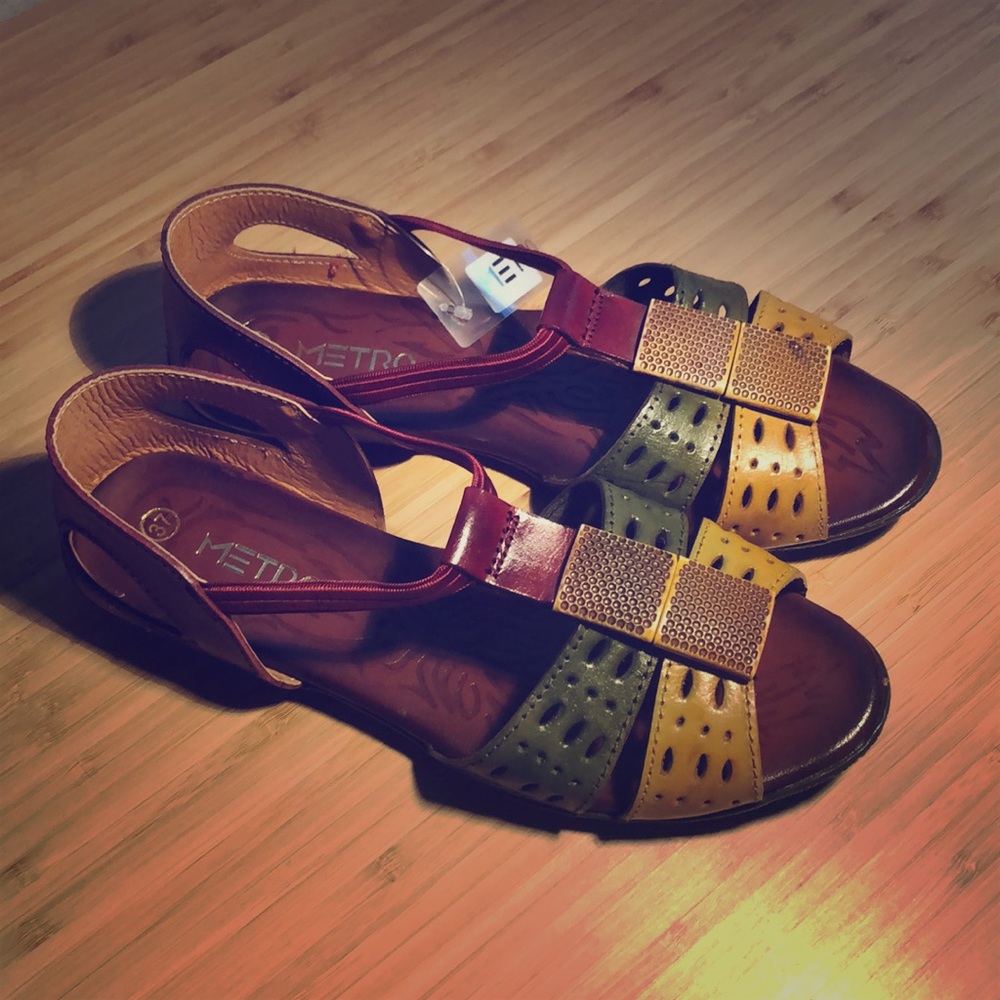 Vintage-style Peep Toe Flat Sandals